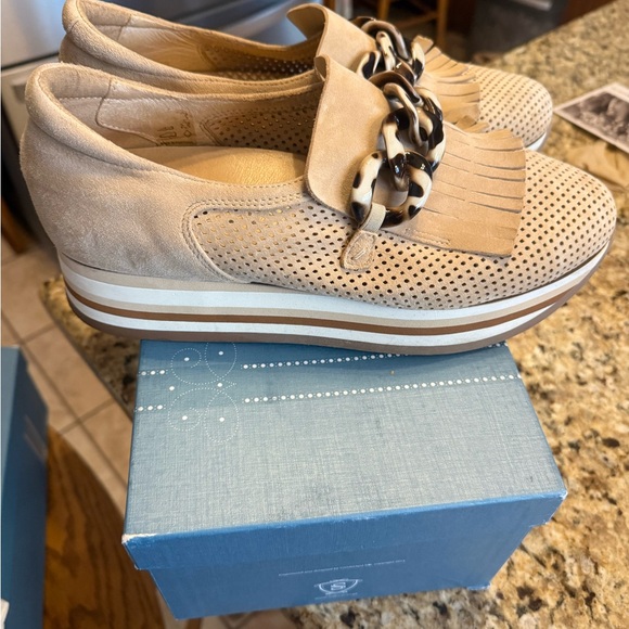 SOFTWAVES Worn once Tan Women's Loafers with Fringe and Chain Detail - Picture 2 of 2